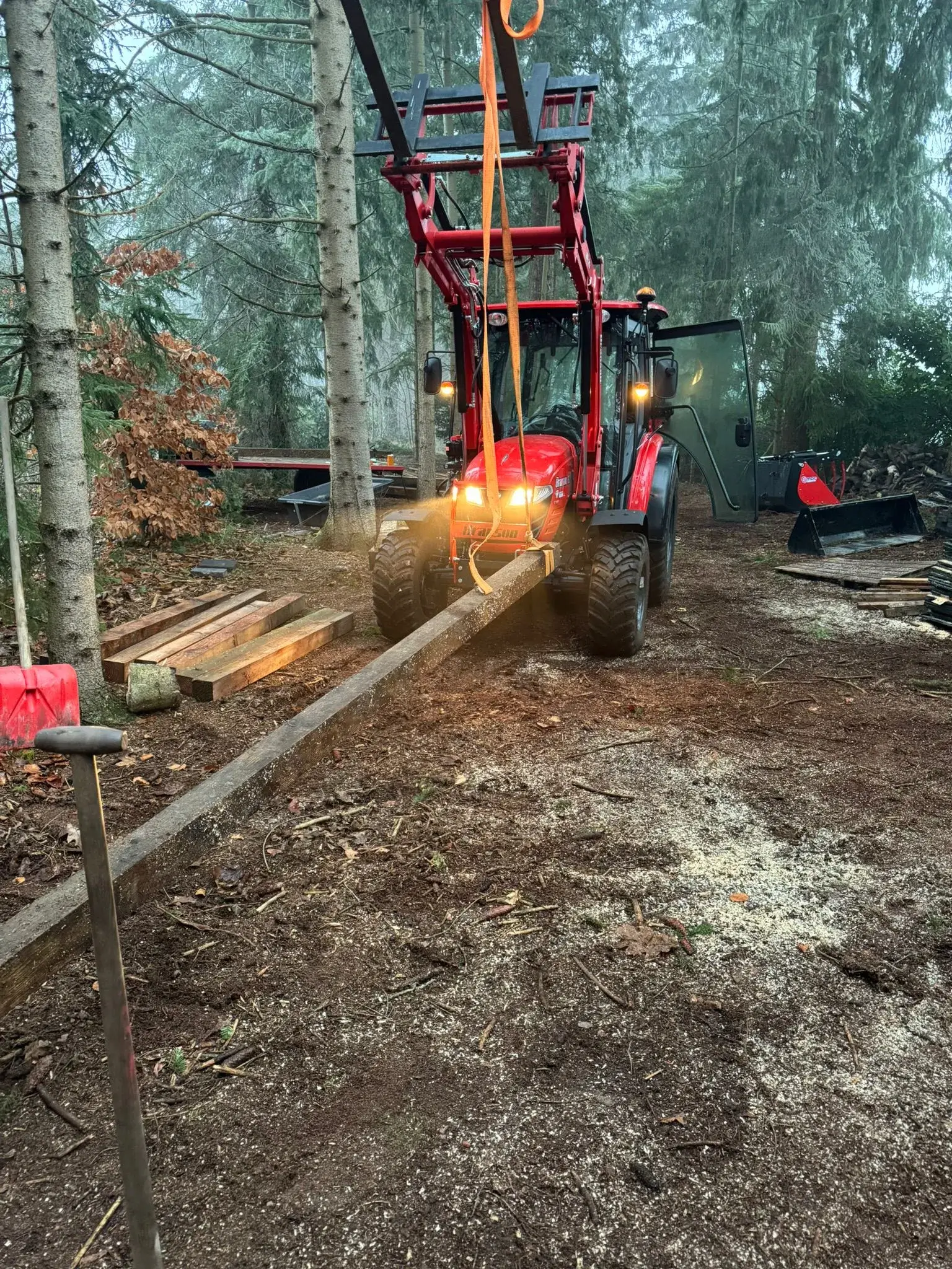 Tractor aan het werk tijdens werkzaamheden.